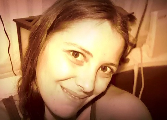 Prima ipoteza a politistilor in cazul tinerei gasite moarta in subsolul blocului alaturi de pruncul nou-nascut, mort si el