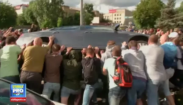 Criza in Ucraina. Masini distruse si geamuri sparte cu pietre. Ucraineni si-au dezlantuit furia la Ambasada Rusiei din Kiev