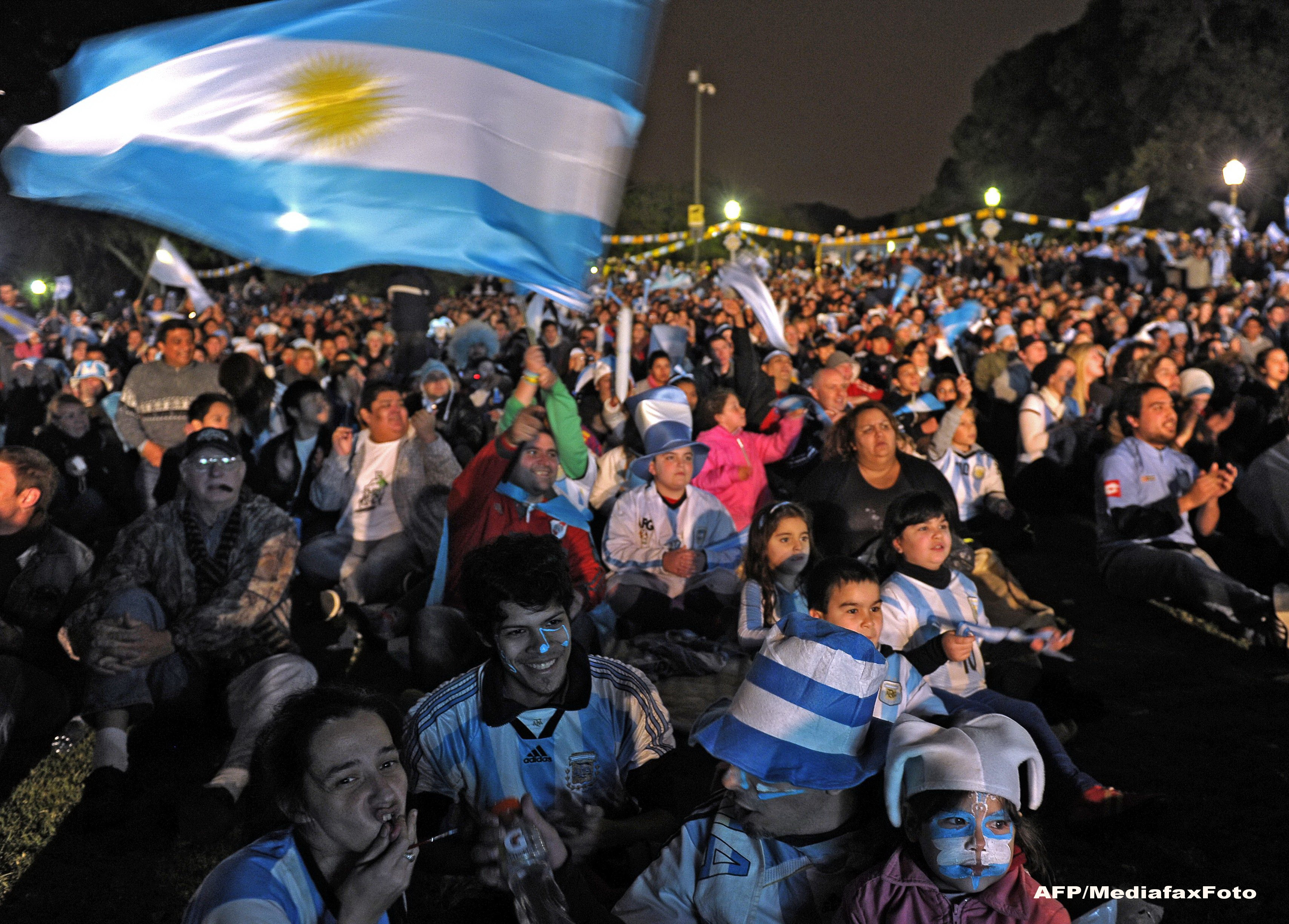 Campionatul Mondial de Fotbal 2014. Suporterii adevarati s-au dus in Brazilia chiar si fara bani. Ce solutii au gasit