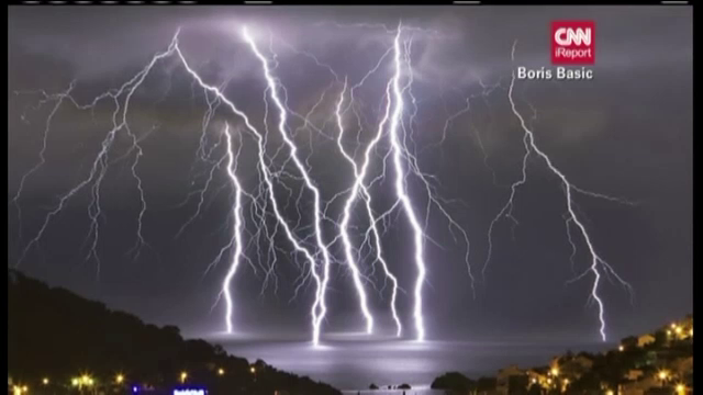Momentul in care un "manunchi de fulgere" loveste statiunea Dubrovnik