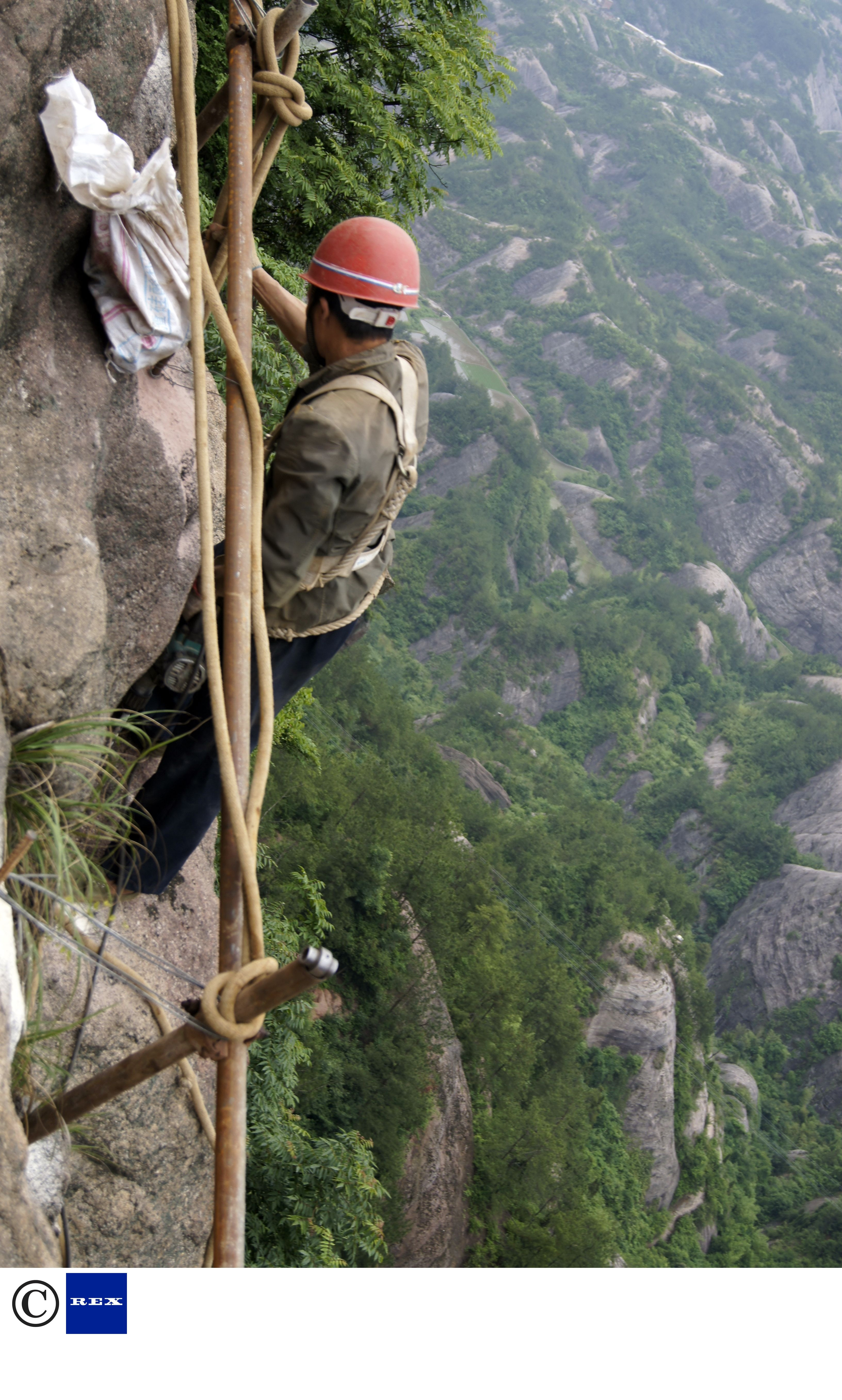 Scarile catre civilizatie: Copiii chinezi invata sa se catere pe munti, ca sa ajunga la scoala