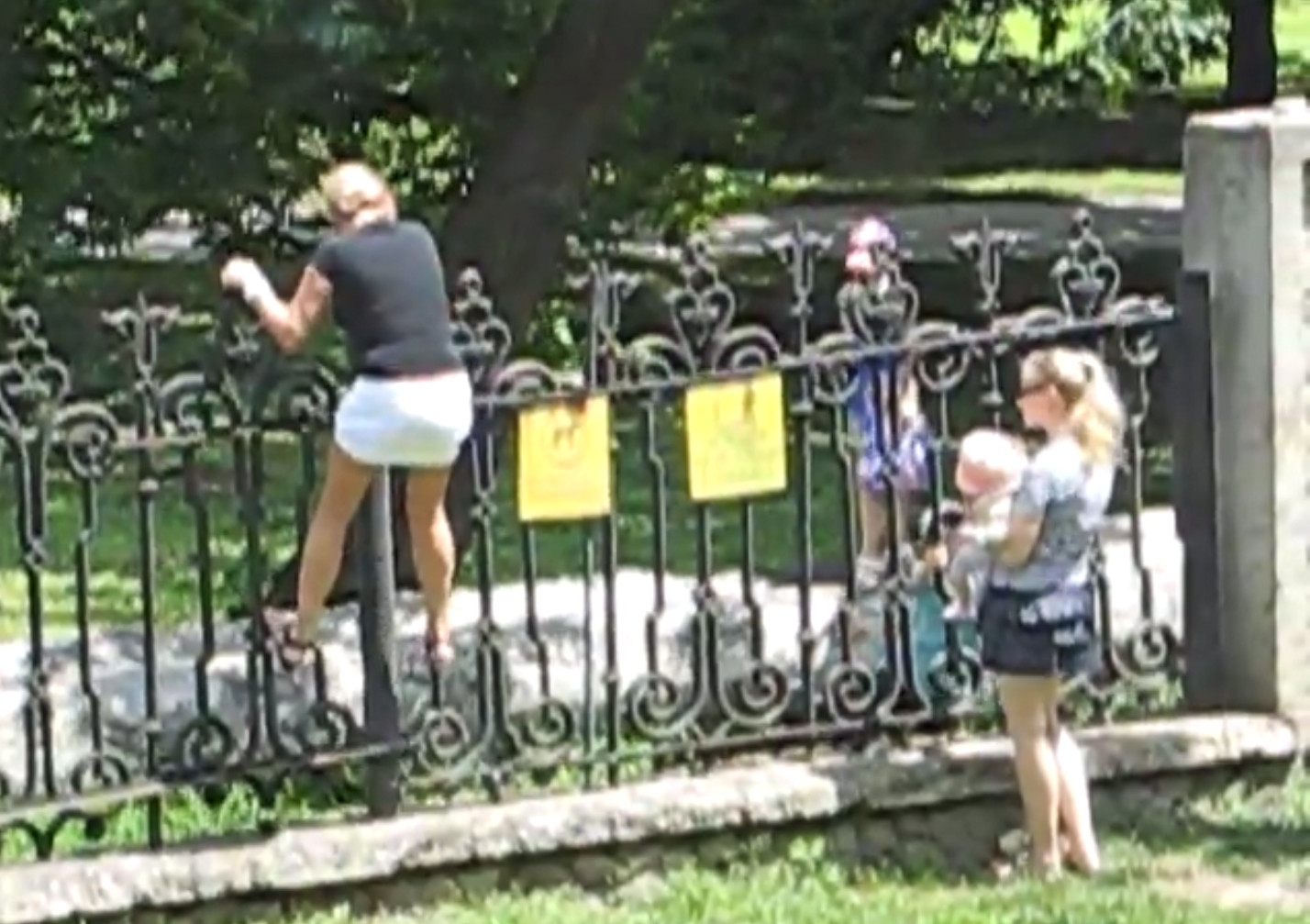 Bebelus strecurat printre gratii. Ce fac doua mame din Chisinau ca sa nu plateasca o taxa de intrare de 1 leu. VIDEO