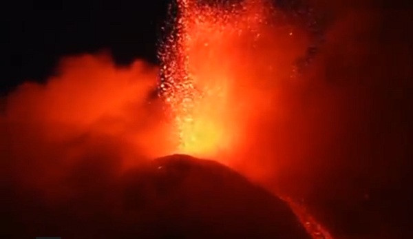 Imagini spectaculoase. Vulcanul Etna a erupt din nou: aeroportul din Catania, inchis de autoritati