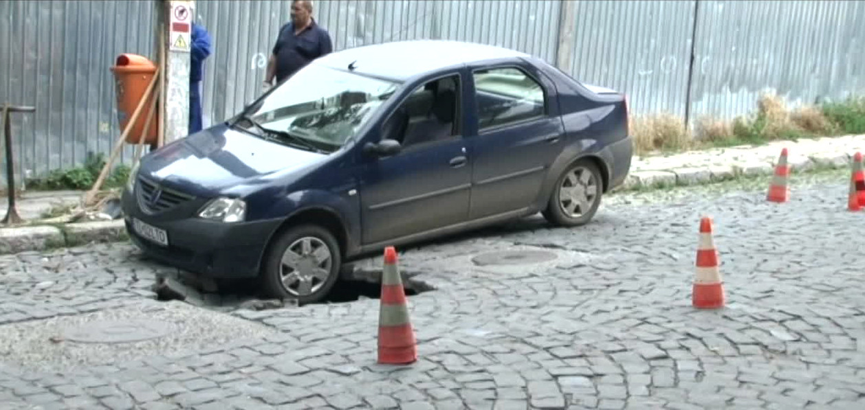 "Numai la romani se poate intampla". S-a trezit cu masina intr-o groapa, iar Primaria i-a stricat-o incercand sa o scoata