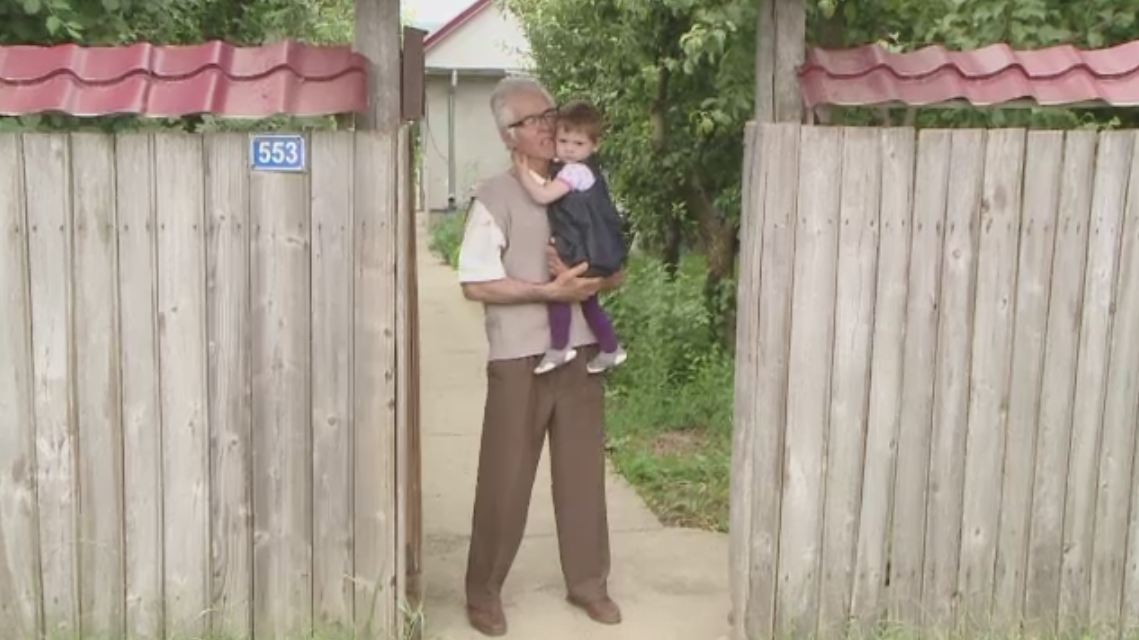 Povestea lui Gheorghe Vatavu, cel mai batran asistent maternal din Moldova. In 14 ani a crescut 7 copii parasiti de parinti