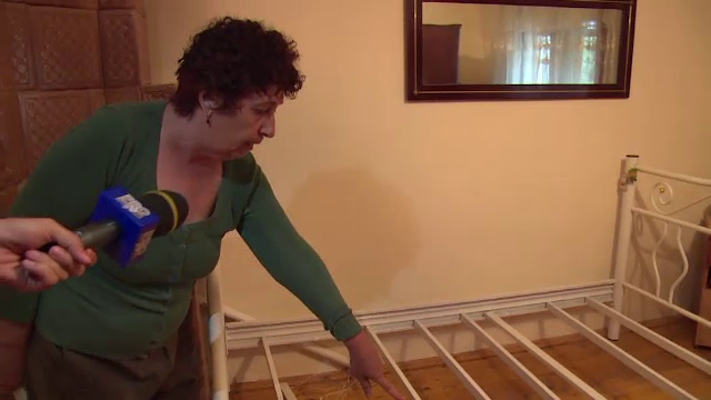 Panica intr-o localitate din Dambovita. O femeie a sunat la politie dupa ce a dat peste un sarpe de un metru in dormitor