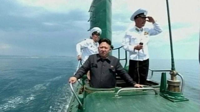 Kim Jong-Un a vizitat "mandria" flotei sale: un submarin sovietic, ruginit. A cerut intensificarea pregatirilor militare
