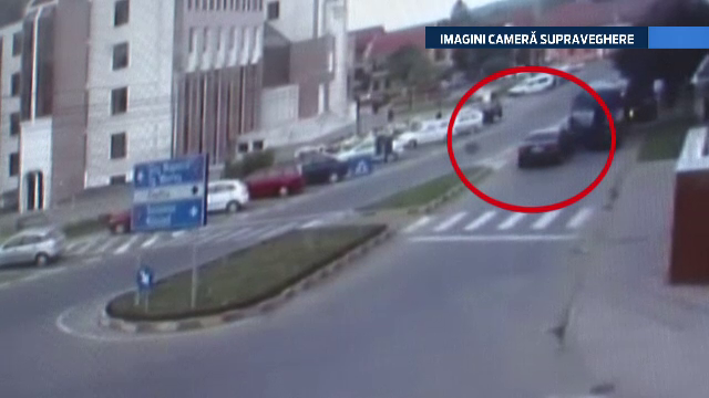 Accident FILMAT. Doi oameni au fost raniti, dupa ce un sofer a izbit violent, din spate, un autobuz