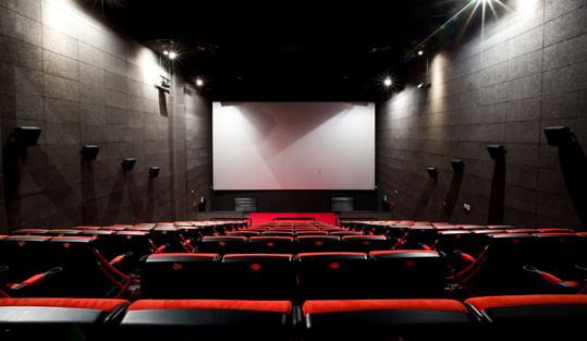 Un bărbat a murit în timp ce încerca să-și recupereze telefonul, în sala de cinema