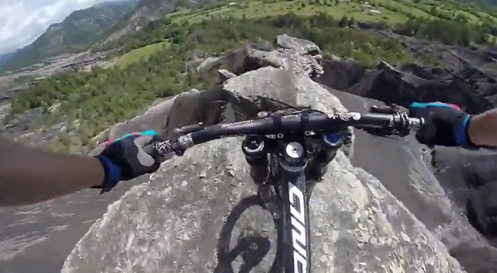 Nebunie curata in varf de munte. Un biciclist coboara in viteza un platou din Alpii francezi. VIDEO
