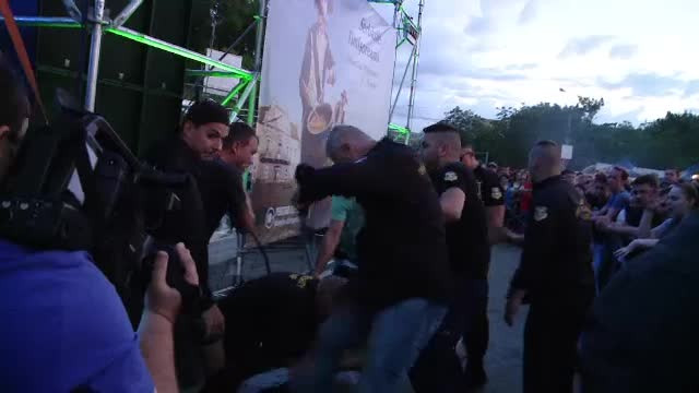 Mesajul formatiei Cargo dupa ce un fan de 17 ani a fost strivit in bataie de agentii de ordine in timpul concertului. VIDEO