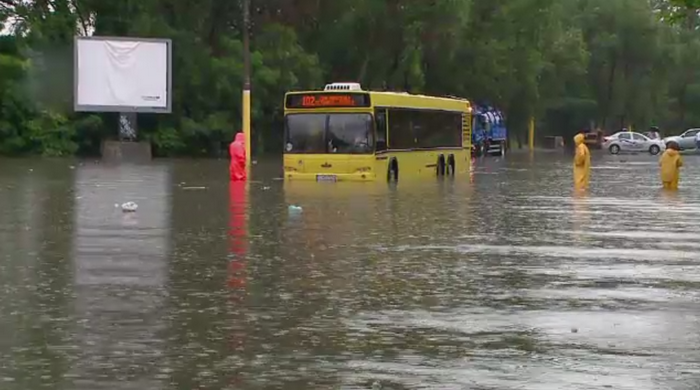 Constanta a fost inundata in cateva ore. Acoperisul unui club din Mamaia s-a prabusit din cauza ploii