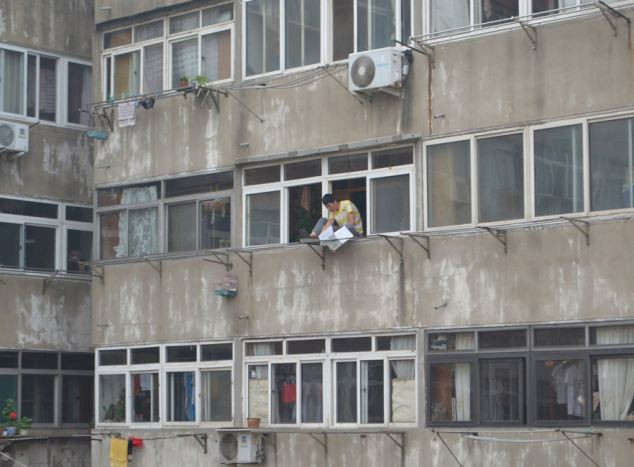 Interventie inedita a pompierilor din China. Un barbat care voia sa se arunce de la etaj a fost oprit cu un jet de apa