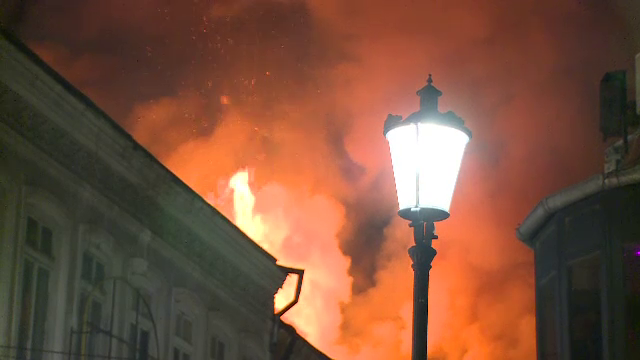 Incendiu puternic in Centrul Vechi al Capitalei. IMAGINILE neputintei pentru pompierii care nu aveau cum sa ajunga la flacari