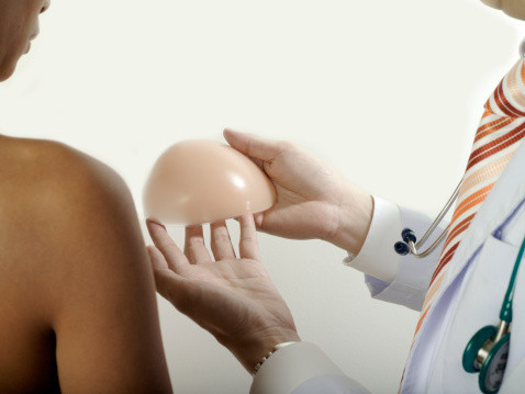 Cosmarul trait de o britanica: implanturile de silicon i-au explodat in interiorul sanilor