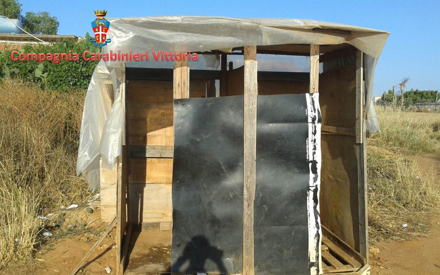 cladire insalubra locuita de 63 de romani in Sicilia