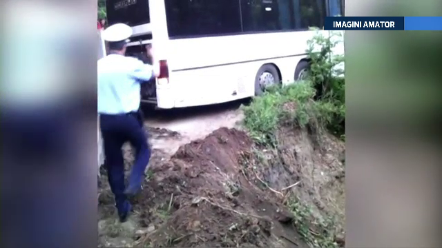 70 de copii plecati in excursie, cu autocarul, au trait clipe de groaza. Incidentul grav provocat de o alunecare de teren