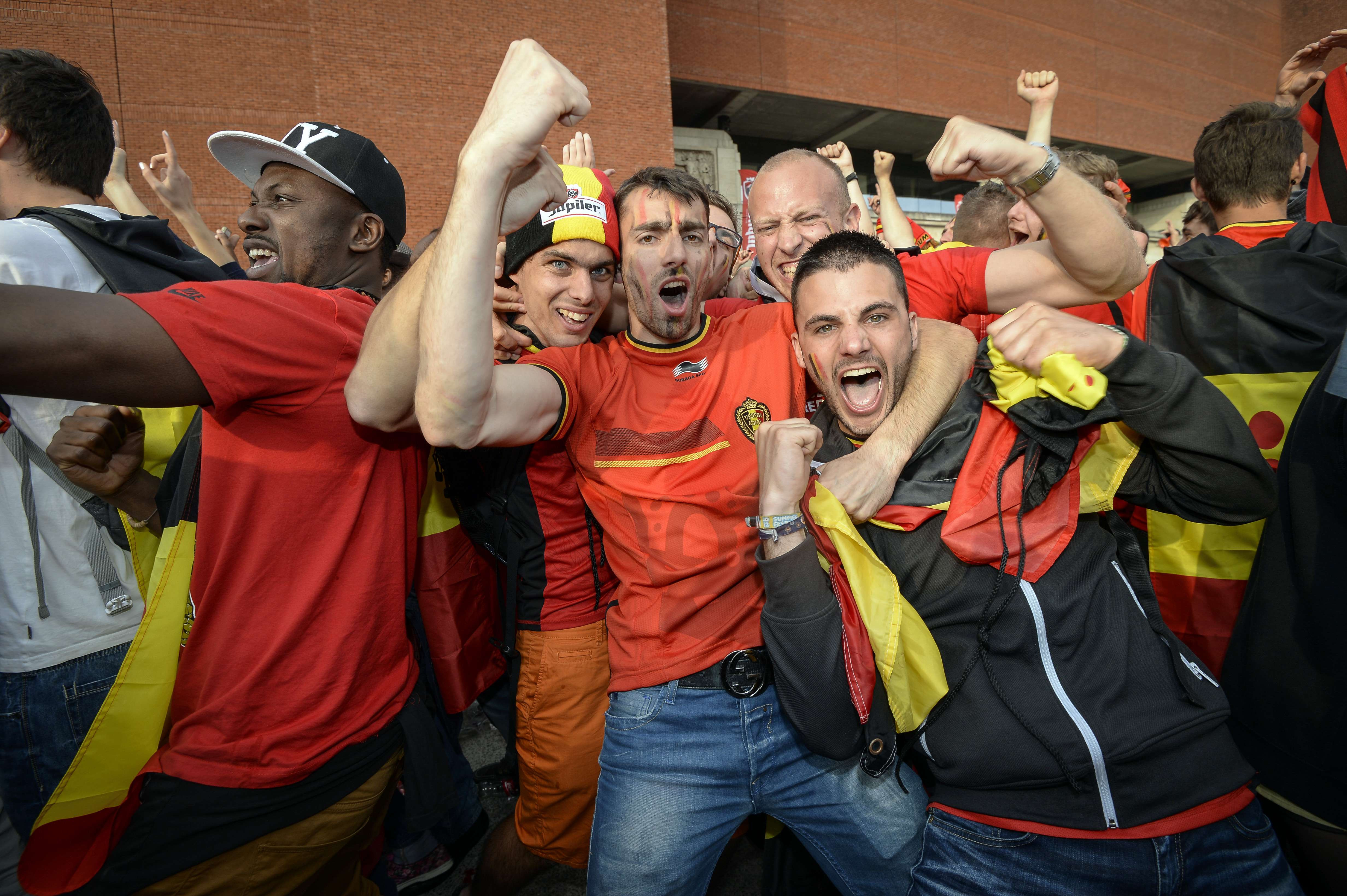 Campionatul Mondial de Fotbal 2014. Politistii din Belgia care au sarbatorit victoria pe strazi mai ceva ca suporterii