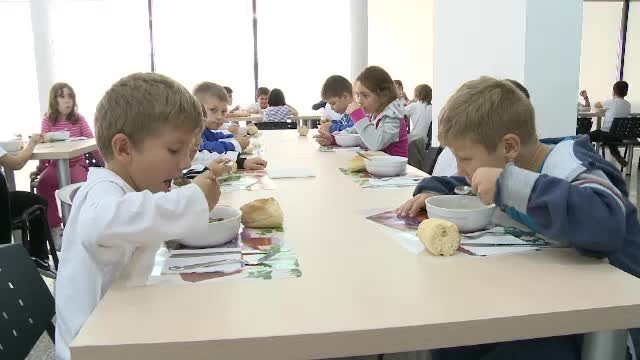 Pauza elevilor se poate schimba fundamental in cateva luni. In ce conditii ar putea primi un pranz cald