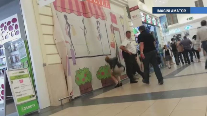 ANIMATIE GRAFICA. Tavanul unui coafor din Capitala s-a prabusit. Patroana a blocat accesul pompierilor in salon