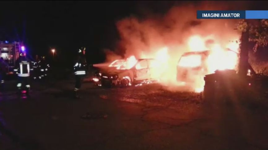 Zece autoturisme ale unor romani, incendiate langa Roma. Totul ar fi pornit de la o serie de discutii cu vecinii italieni