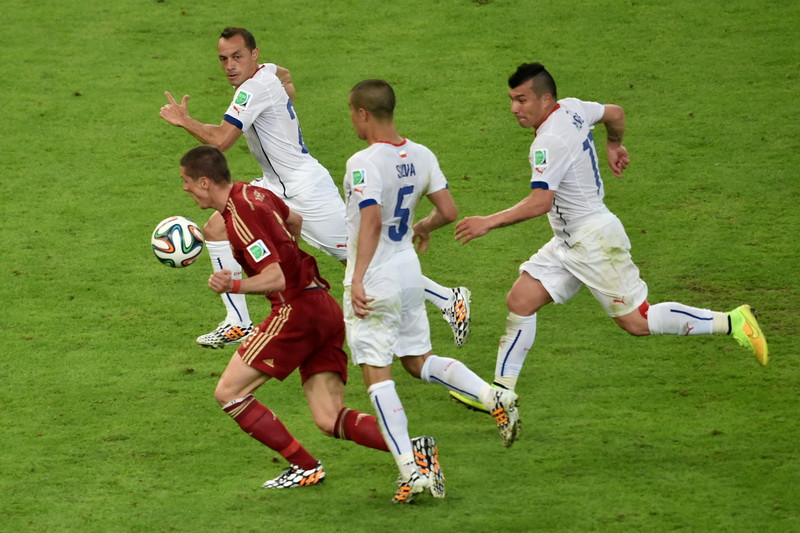 Campionatul Mondial de Fotbal 2014. Campioana mondiala en-titre Spania, eliminata in grupe la CM, Olanda si Chile in optimi