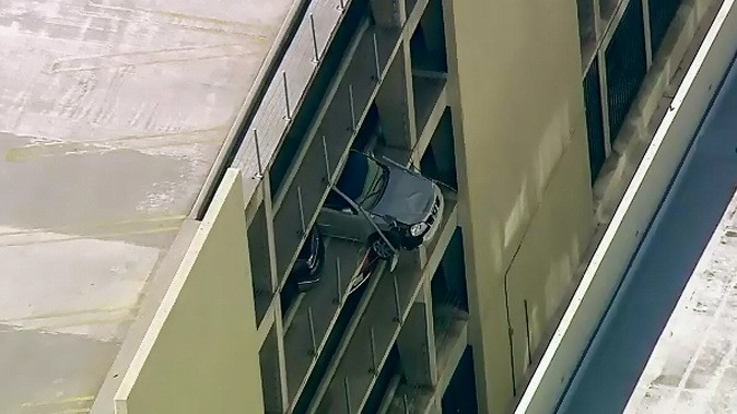 A ramas cu masina suspendata, la etajul patru al unei parcari. Explicatia soferitei: a incurcat frana cu acceleratia