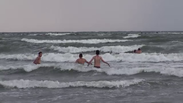 Vijelii si valuri uriase pe litoral incepand de joi. La mare va fi o vreme de toamna in acest weekend