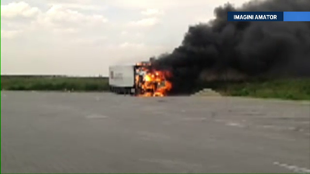 Un TIR incarcat cu fulgi de cereale a luat foc in Timisoara. Soferul s-a salvat in ultima clipa