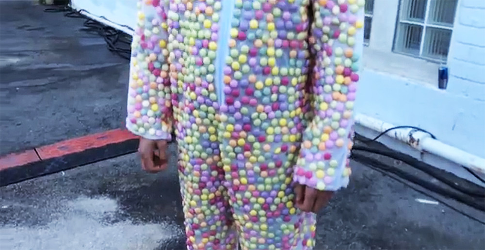 Ce se intampla cand bagi un om imbracat in Mentos in Coca Cola. VIDEO cu experimentul care a devenit viral pe net