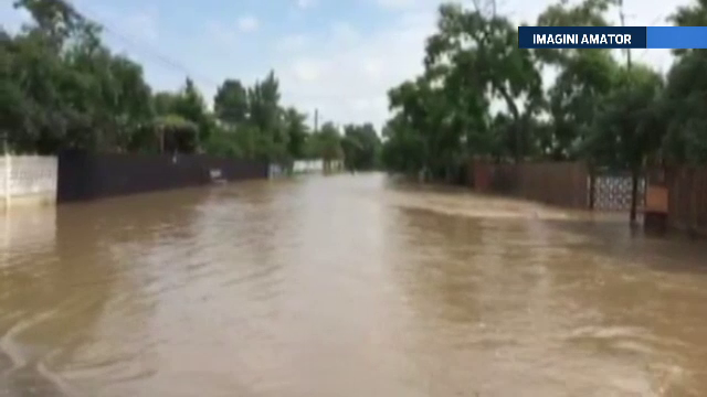 Localitatea din Dambovita, inundata pentru a sasea oara in ultimele luni din cauza unui canal de scurgere infundat
