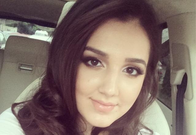 BACALAUREAT 2014: Teodora Becali se relaxeaza la mall intre examene. Luni incepe o noua proba pentru elevi