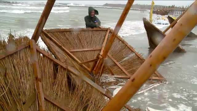 Imagini cu dezastrul ramas in urma dupa furtuna de pe litoral. Plaja unde au cazut si 100 de litri de apa pe metru patrat