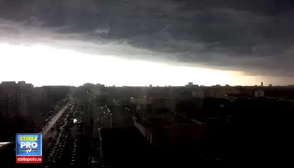 Furtuna la sfarsit de iunie in Bucuresti. Imagini spectaculoase primite de la utilizatorii www.stirileprotv.ro. VIDEO