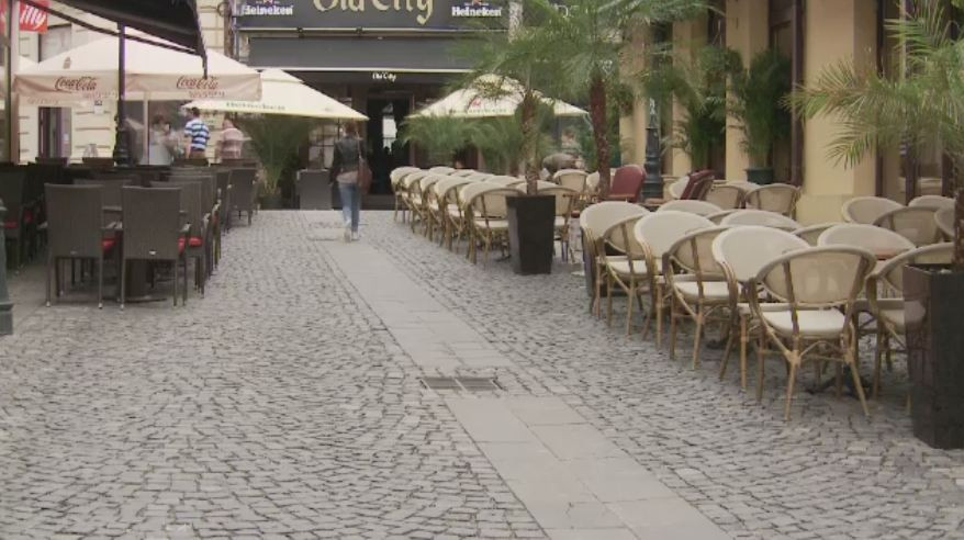 Romanul "meteo-sensibil" a redus cu 50% profiturile barurilor din centrul Capitalei. "Nu bea bere cand afara ploua"