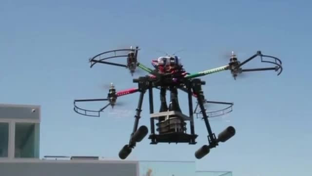 Un hotel din California isi tenteaza clientii cu un bizar room-service. O drona este folosita pe post de chelner