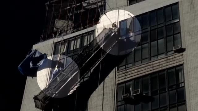 Operatiune de salvare spectaculoasa in New York. Doi muncitori au ramas suspendati la etajul 13. VIDEO