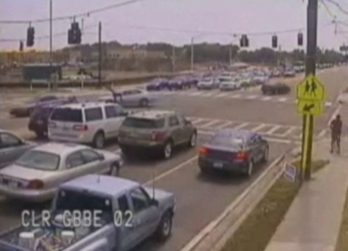 Un motociclist din SUA a scapat cu viata dupa ce a fost lovit de o masina si s-a rotit de cateva ori in aer. VIDEO