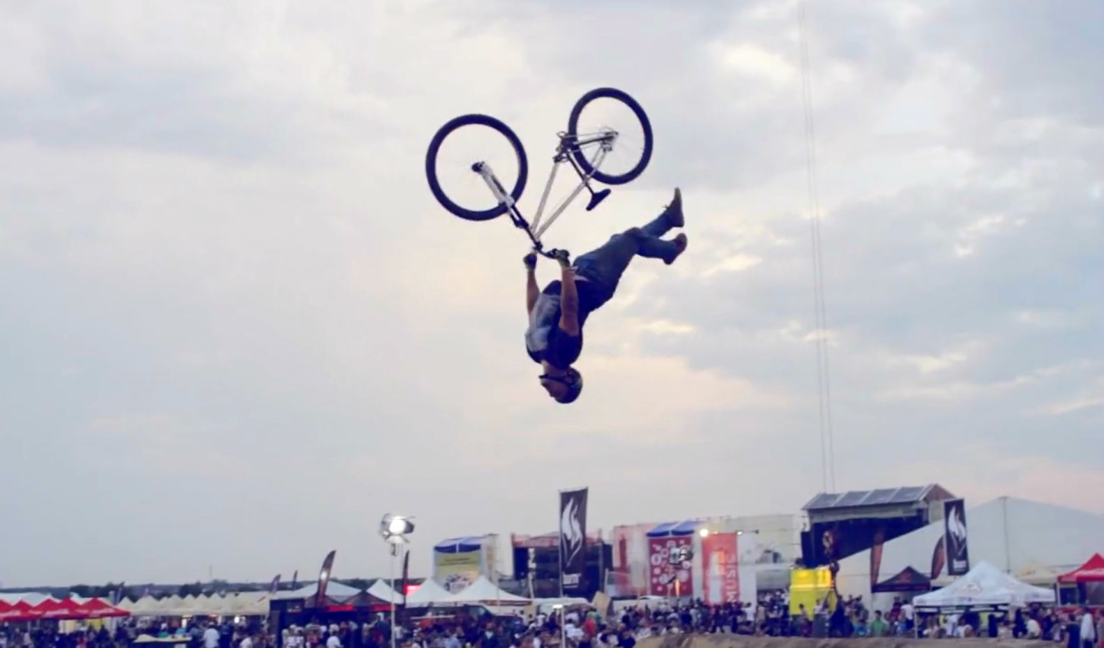 Sute de "rideri" vin la Cluj sa-l copieze pe Van Persie. Weekend plin de adrenalina si miscari de mare risc