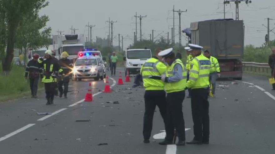 O tanara de 23 de ani a murit la intoarcerea din vacanta. Microbuzul in care se afla s-a ciocnit cu un TIR