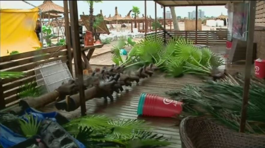 La malul marii se face curatenie dupa dezastrul lasat in urma de ciclonul mediteranean. De luni, vremea se anunta frumoasa