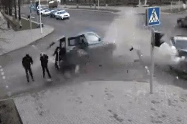 Ei ar putea fi cei mai norocosi oameni din lume. Cum au supravietuit 3 persoane unui accident auto. VIDEO