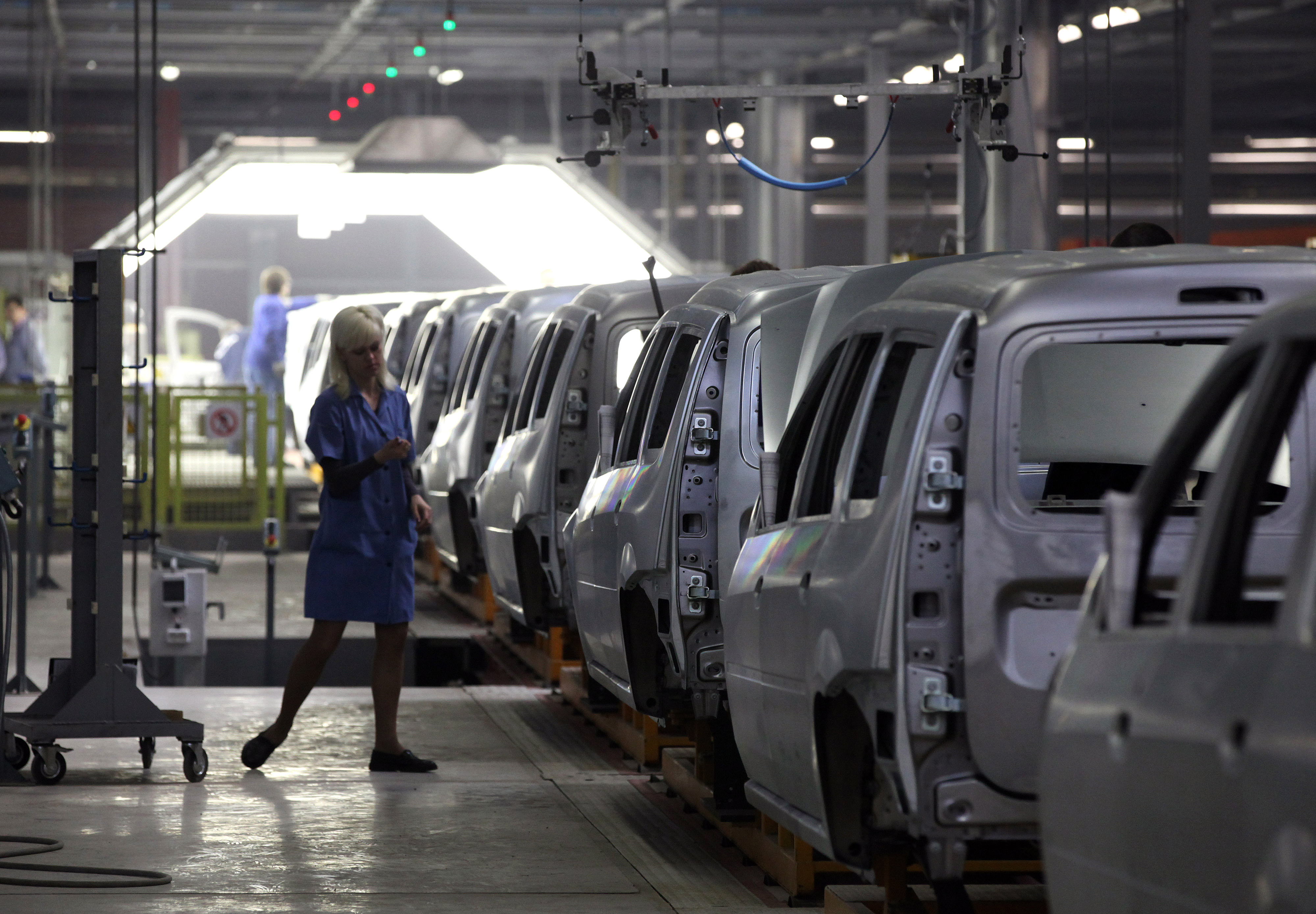 Rusia isi sacrifica economia prin criza din Ucraina. Uzina care ne aduce aminte de Ceausescu da afara 13.000 de oameni