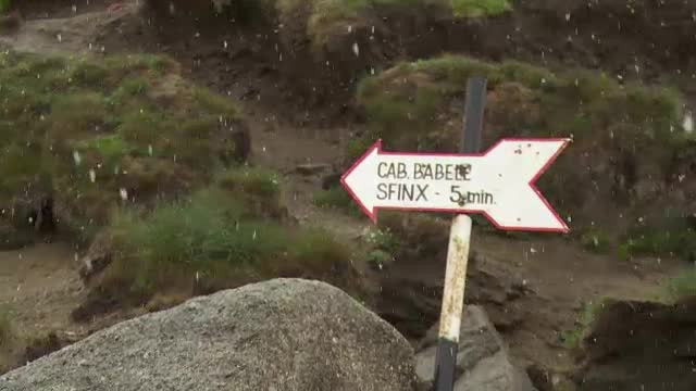 Ninsoare ca in toiul iernii pe Platoul Bucegilor. Turistii cer vin fiert si ceai, in loc de bere si suc