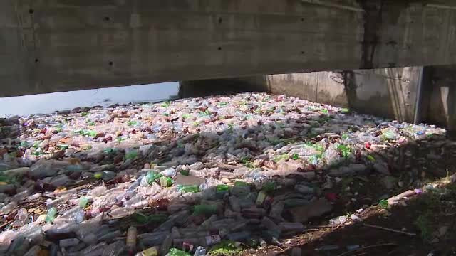 Cum ajunge o sticla aruncata in apa o problema de 32 de milioane de euro/an. Ploile au scos la iveala un fenomen alarmant