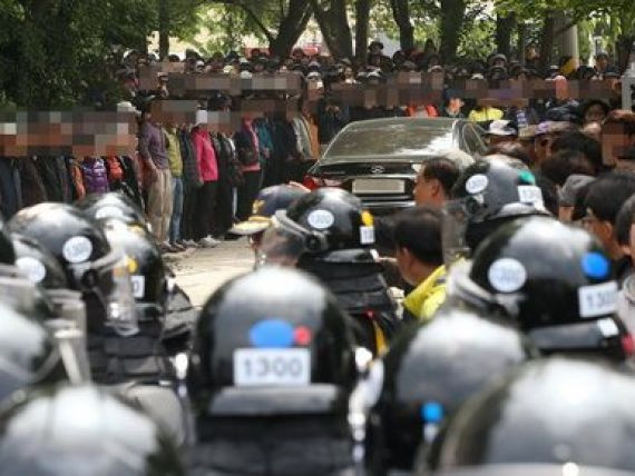 "Miliardarul fara chip". Povestea unuia dintre cei mai cautati oameni din lume, dupa moartea a 300 de persoane