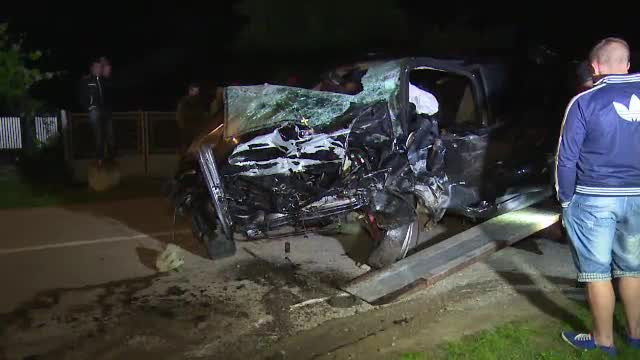 Un politist de 23 de ani a pierdut controlul masinii si a intrat intr-un cap de pod. In urma impactului, a ajuns intr-o casa