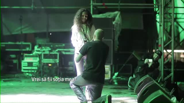 "Vrei sa fii sotia mea?" Cerere in casatorie la festivalul Electric Castle, cu complicitatea celor din Thievery Corporation
