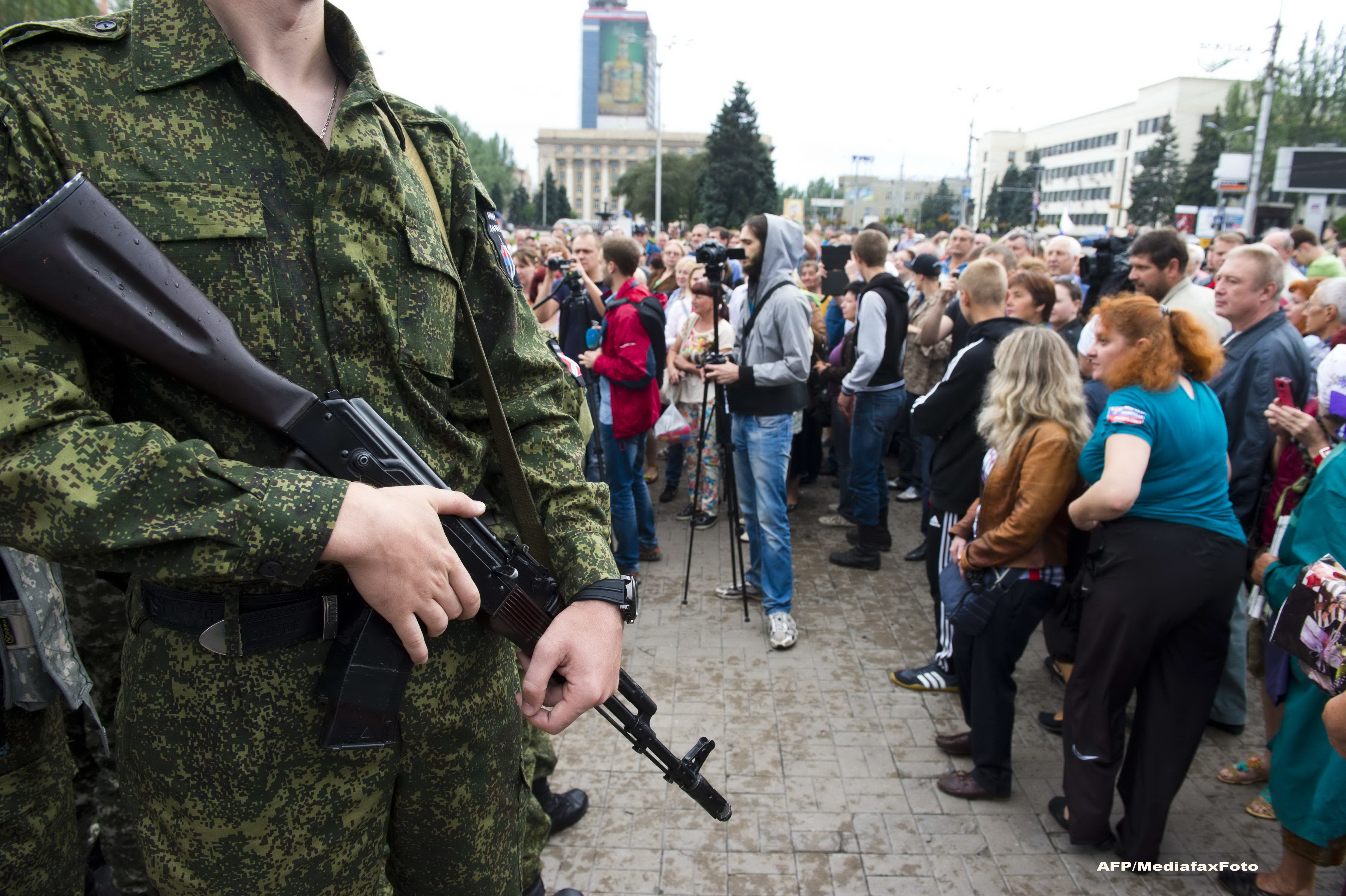 Criza in Ucraina. Scoala din Donetk si maxi-taxi, atacate cu obuze in prima zi de cursuri. Zece morti si noua raniti