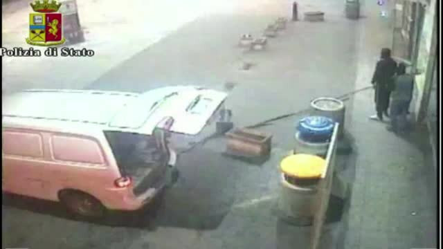 Imagini camera de supraveghere. Bancomat furat cu toporul si franghia - doi romani arestati in Italia